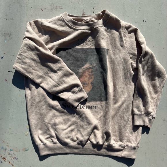 Women's Ariana Grande Sweatshirt Beige Sweetener Spell-Out XL Pop Singer NYC Y2K - Picture 5 of 11